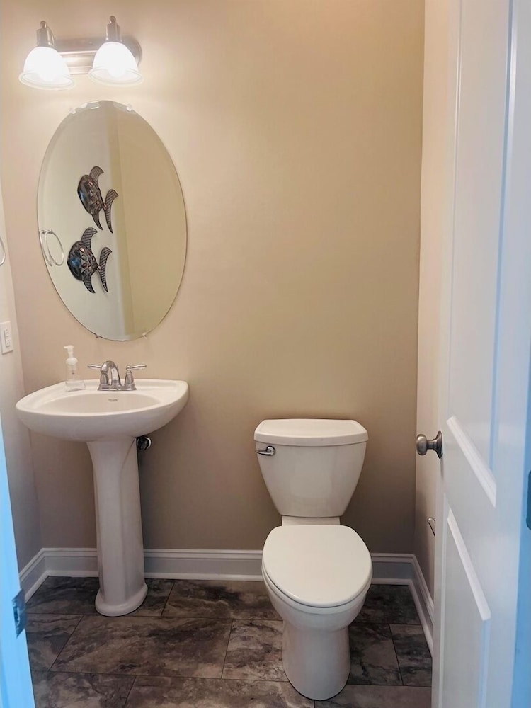1 Ez Access 4 Bedroom Home by RedAwning