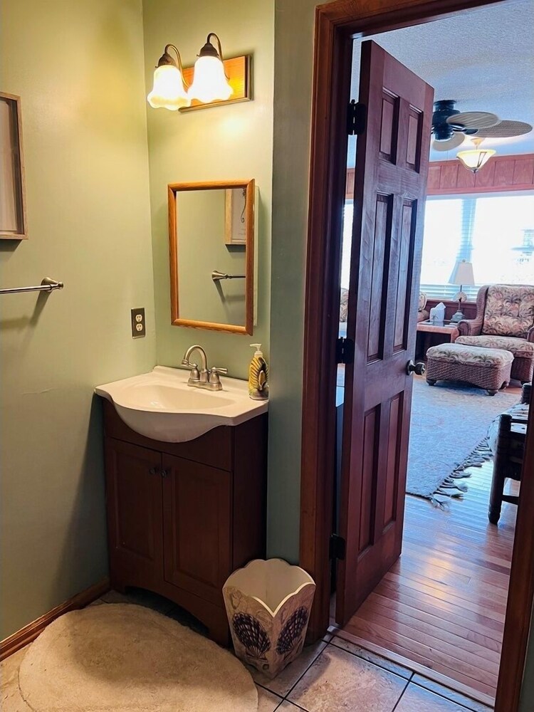 Fore Shore West- 4 Bedroom Home by RedAwning