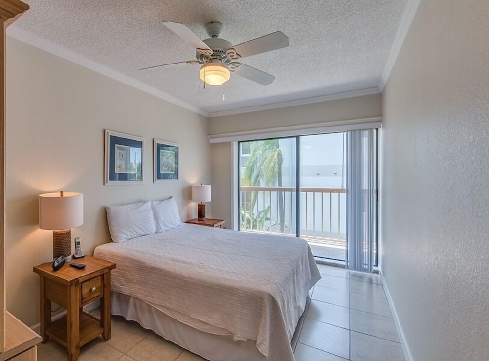 Sun Harbor Unit 1 - A Weekly Beach Rental 3 Bedroom Townhouse by Redawning view 3