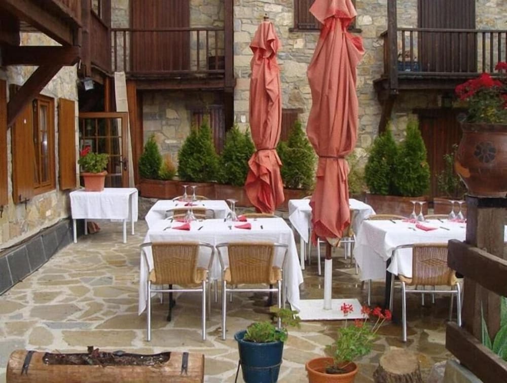 Hostal El Bouquet view 5