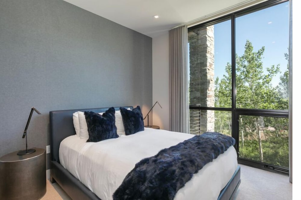203 - Three Bedroom Deluxe One Empire Pass 3 Condo