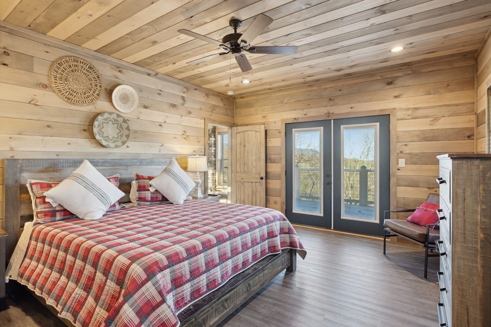 Treehouse Lodge 5 Bedroom Cabin by RedAwning view 2