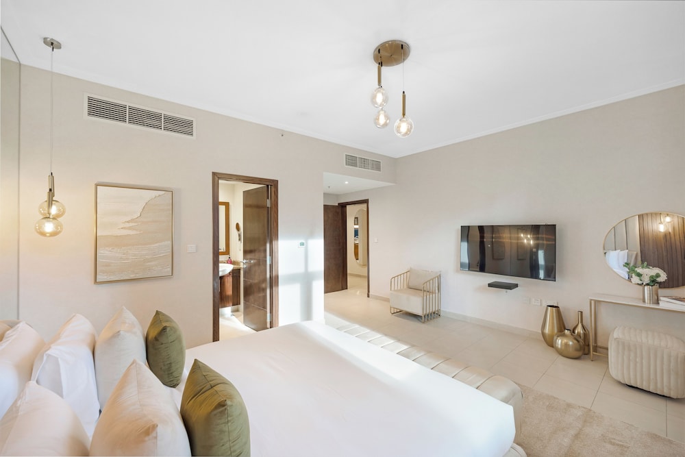 Durrani Homes - The Luxe Retreat 4BR Podium villa with private Jacuzzi and Burj Khalifa View