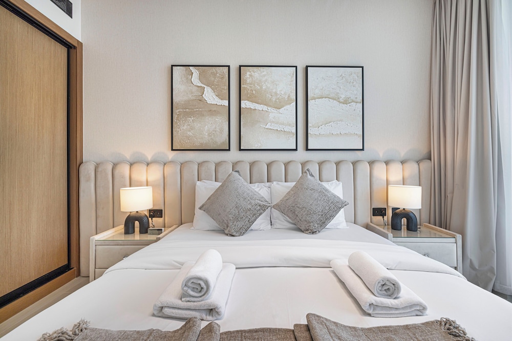 JVC Suites by Hostiva - City View