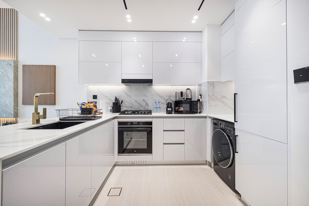 JVC Suites by Hostiva - City View