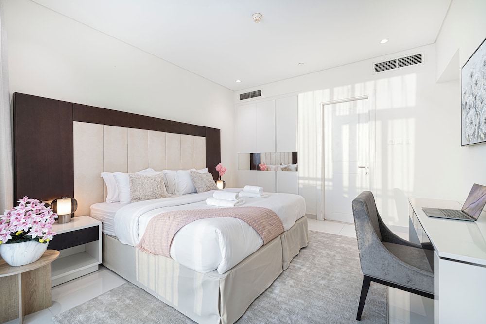 DAMAC Suites by Hostiva – Burj & Fountain