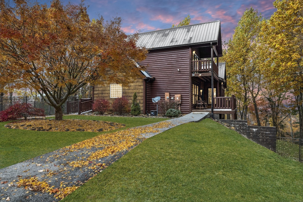 Pine Cone Cabin 4 Bedroom Cabin