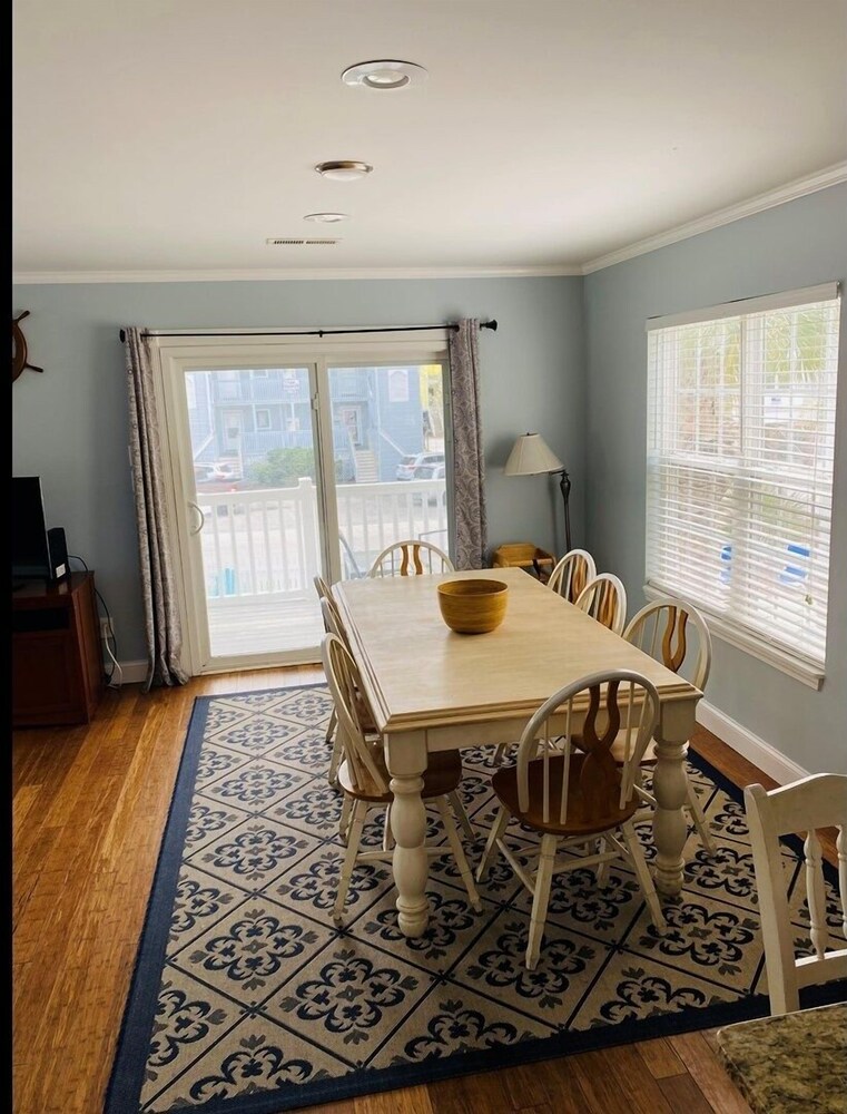 Pierview 5 Bedroom Home by RedAwning