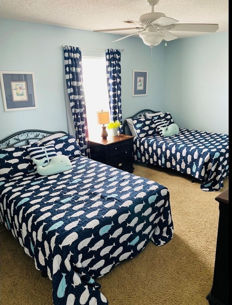 Pierview 5 Bedroom Home by RedAwning