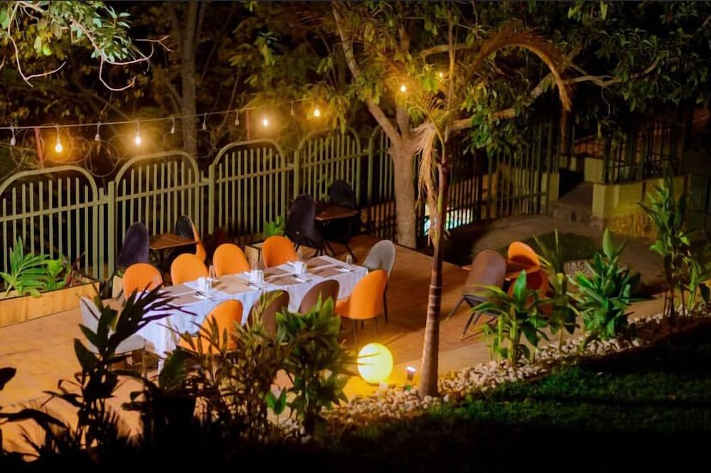 Emerald Villa Cafe & Restaurant