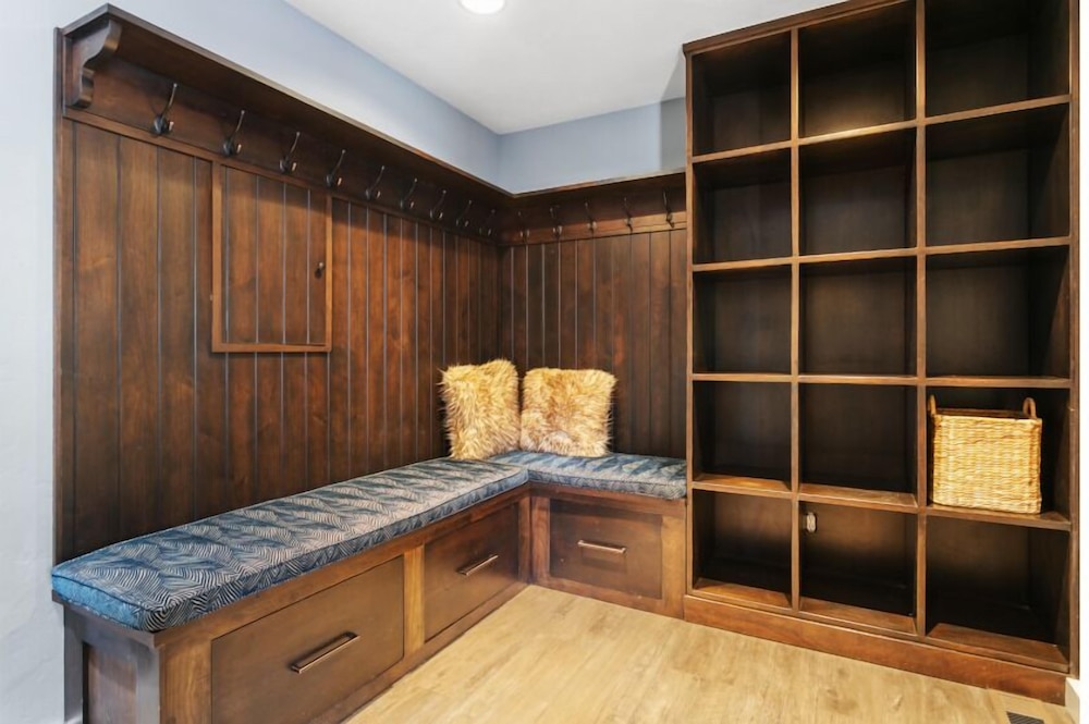 2540 Queen Esther Dr - 5 Bedroom Home with Spa 5 Home