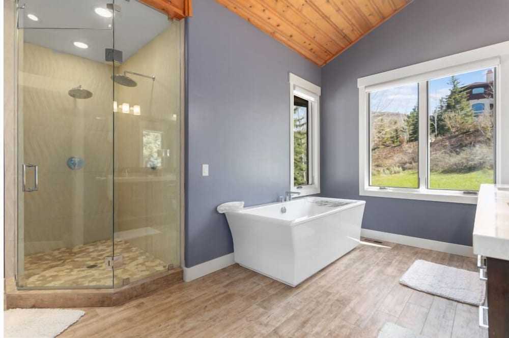 2540 Queen Esther Dr - 5 Bedroom Home with Spa 5 Home