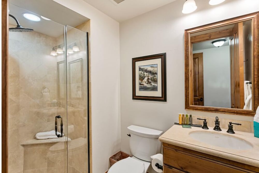 Grand Lodge - 3 Bedroom Deluxe #407 - Ski-in/out 3 Condo