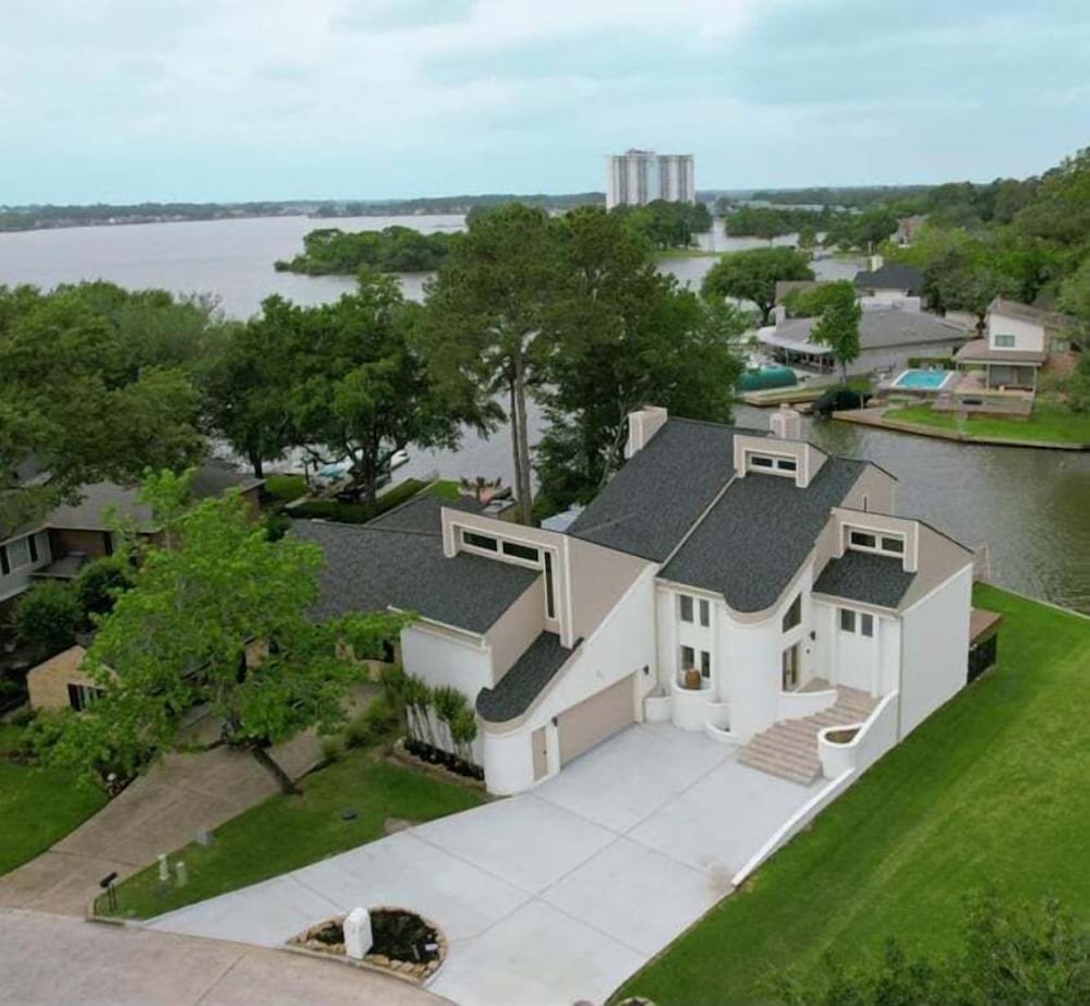 Lakefront Retreat With Private Pool, Hot Tub And Dock 4 Bedroom Home