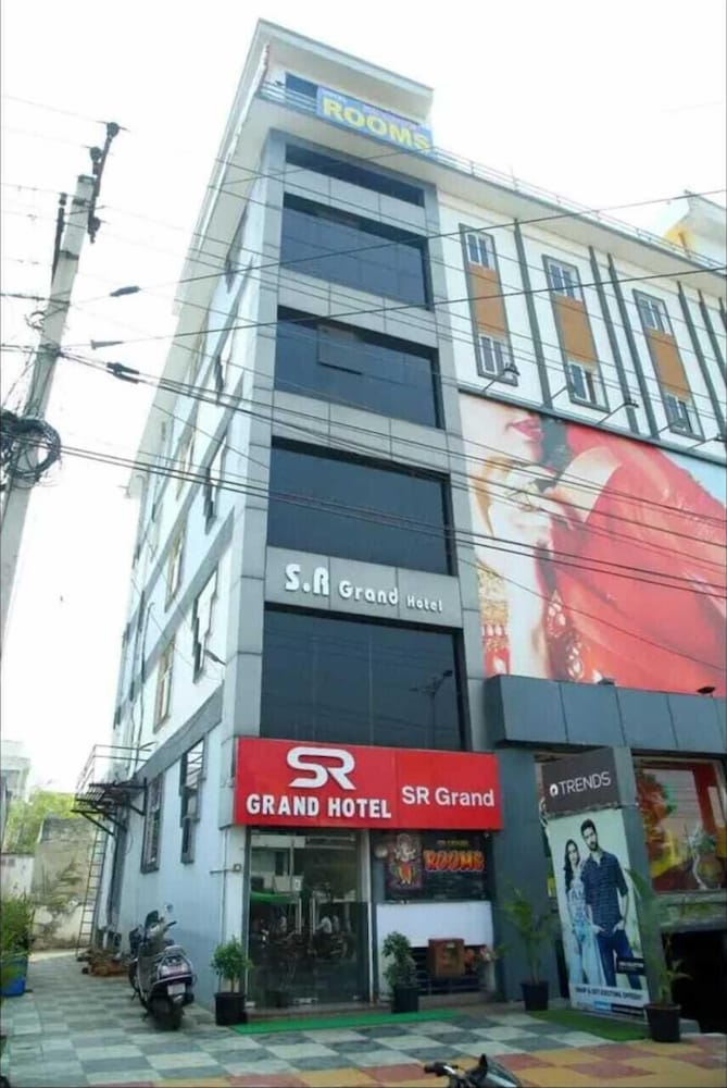 SR GRAND HOTEL