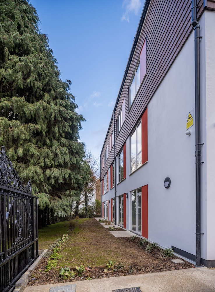 Stylish Studios SOUTHFIELDS STATION