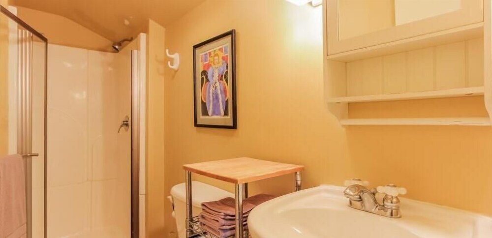 Hummingbird - One Bedroom Apartment, Sleeps 2