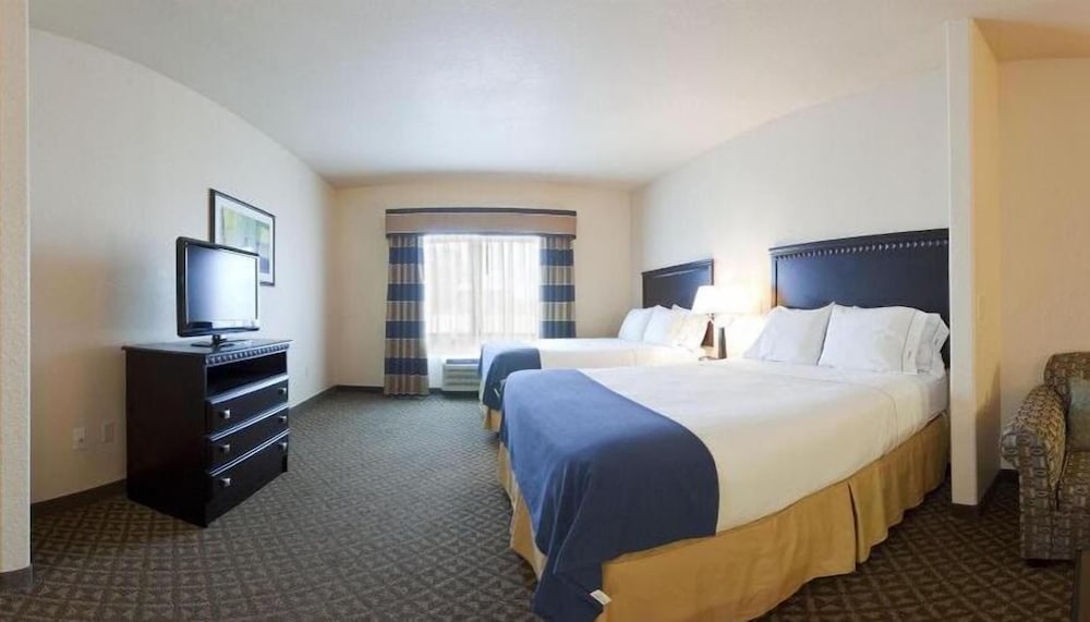 Holiday Inn Express Delano by IHG view 4