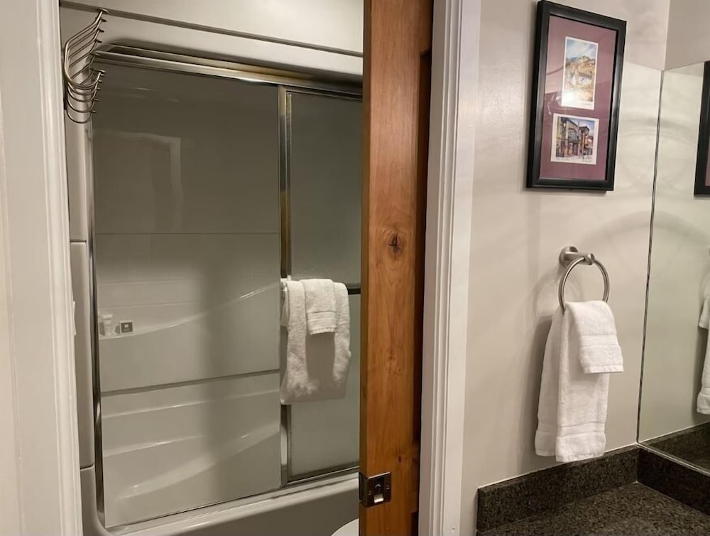 2BR Resort Plaza 5022 Slope-Side Park City Condo, Ideal for Families & Couples