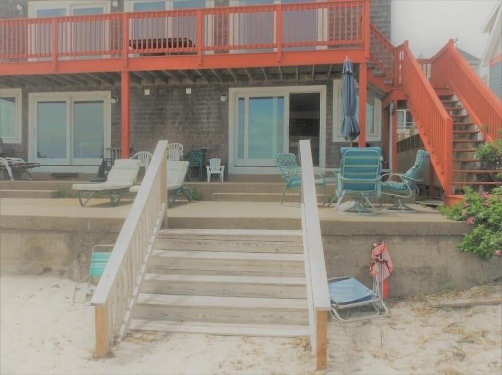 Sea Breeze - W007 Wonderful Beachfront Property For The Whole Family 2 Bedroom Home by RedAwning - Property Image 3
