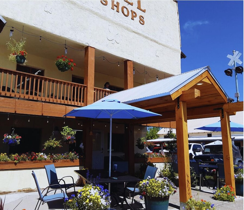 Iron Rail Inn