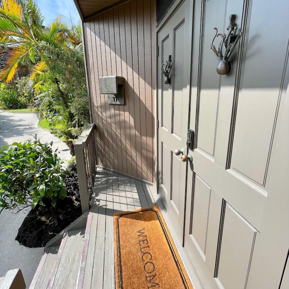 Sophisticated Oceanfront Retreat - Air-conditioned - Walk to Beach - Vrkcv