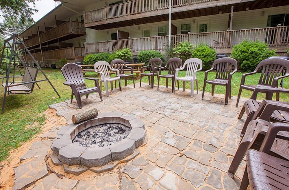 Maggie Valley Creekside Lodge