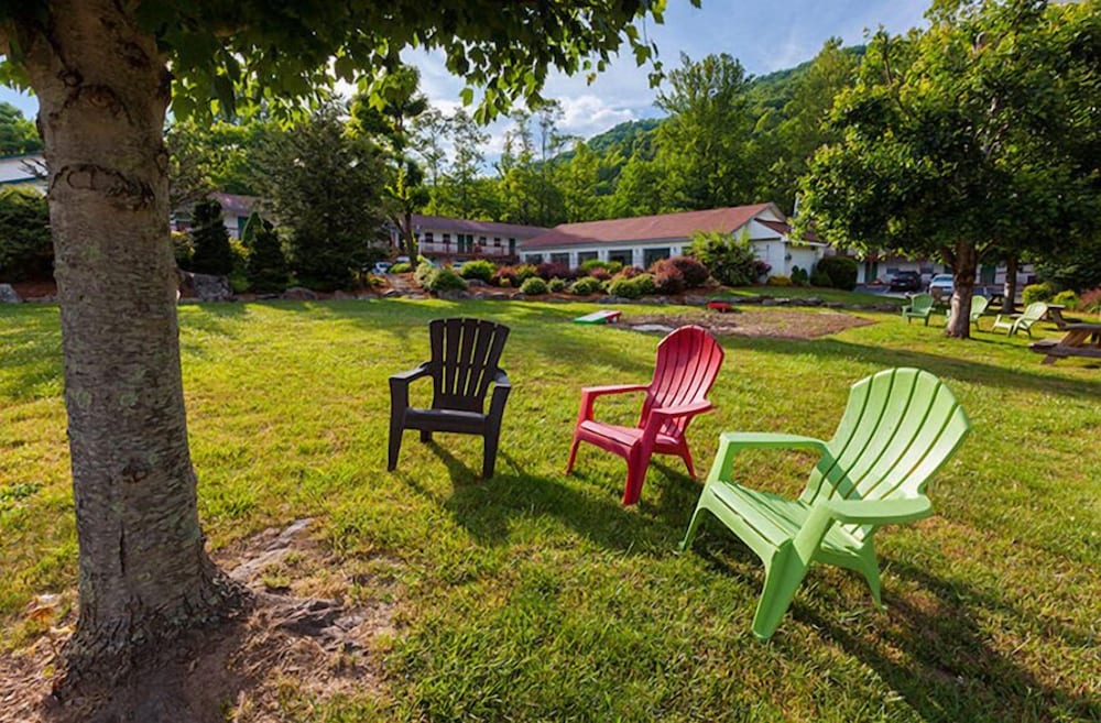 Maggie Valley Creekside Lodge