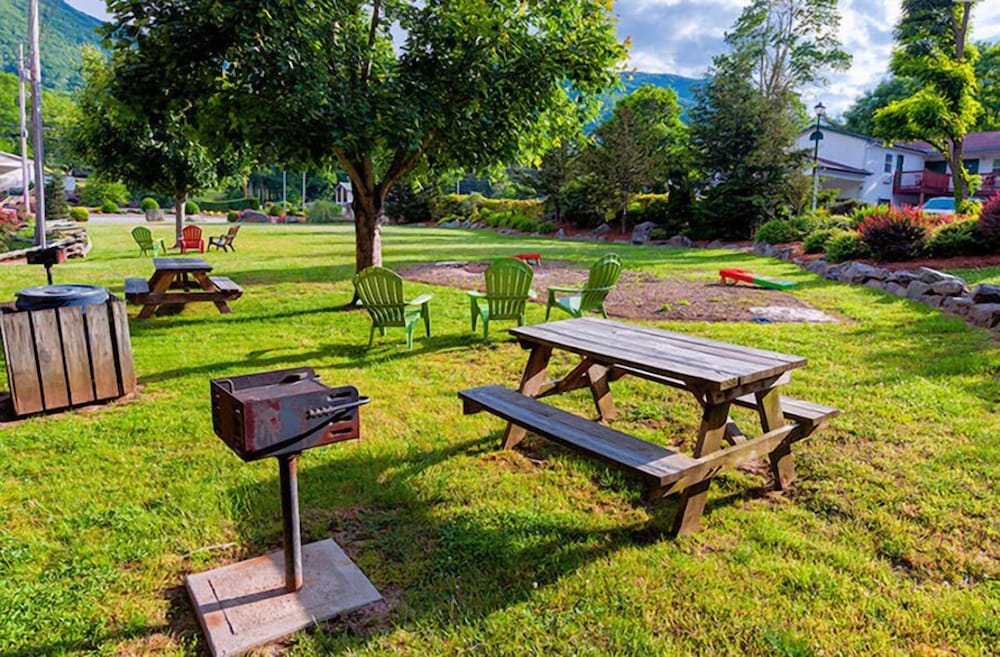 Maggie Valley Creekside Lodge
