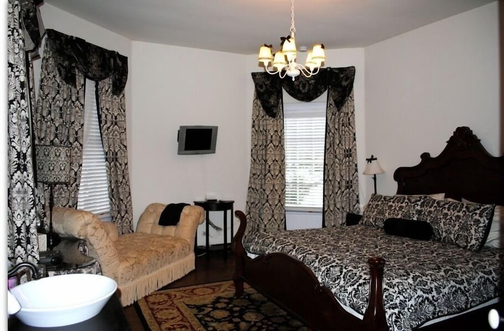 Inn On Poplar Hill
