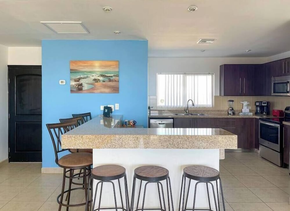 Admire Sea View From a Stunning Condo