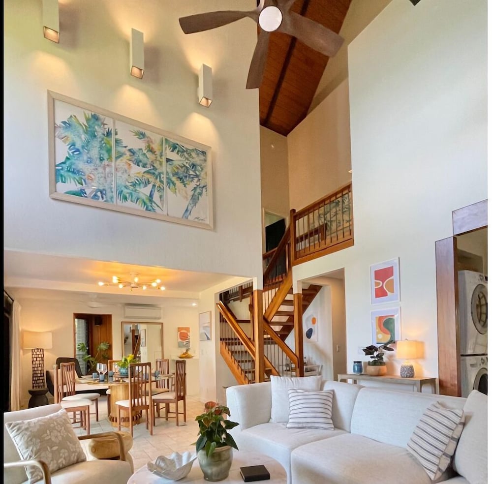 Sophisticated Oceanfront Retreat - Air-conditioned - Walk to Beach - Vrkcv