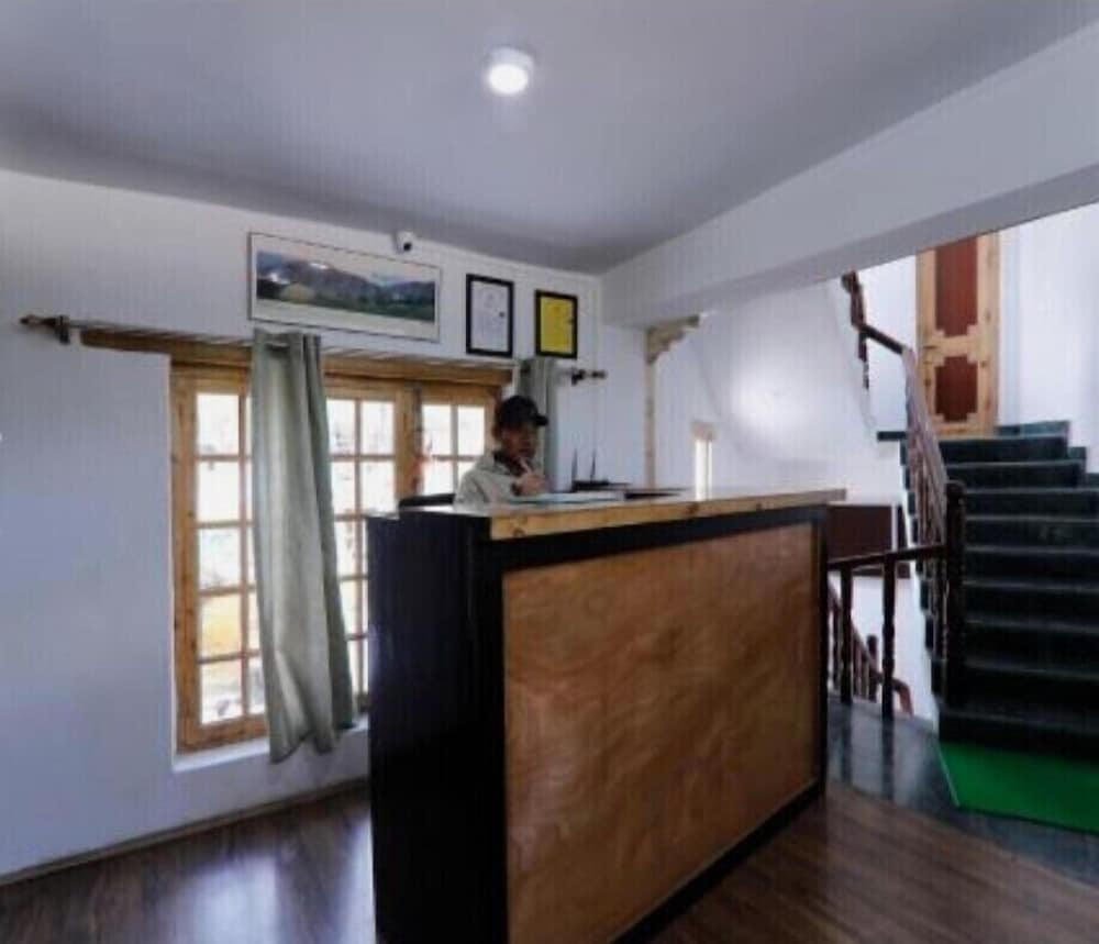 Lobby & Reception