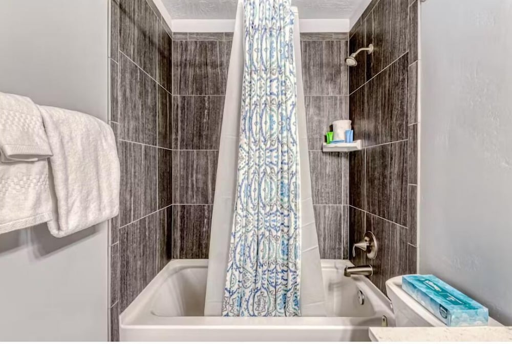 The Modern Villa - Pet Friendly 3 Bedroom Townhouse