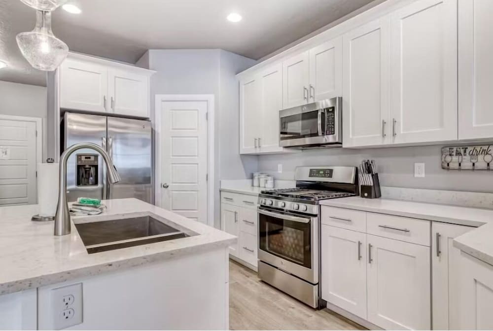 The Modern Villa - Pet Friendly 3 Bedroom Townhouse