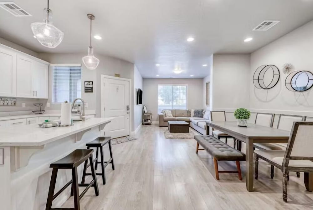 The Modern Villa - Pet Friendly 3 Bedroom Townhouse