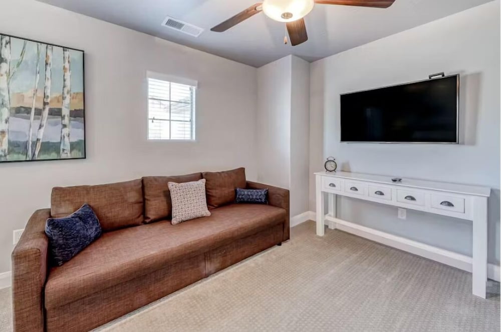 The Modern Villa - Pet Friendly 3 Bedroom Townhouse