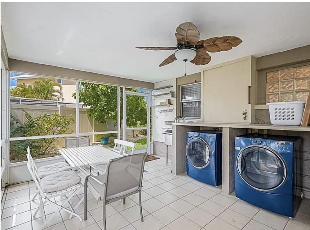 Fall In Naples Hot Tub On 107th 3 Bedroom Home