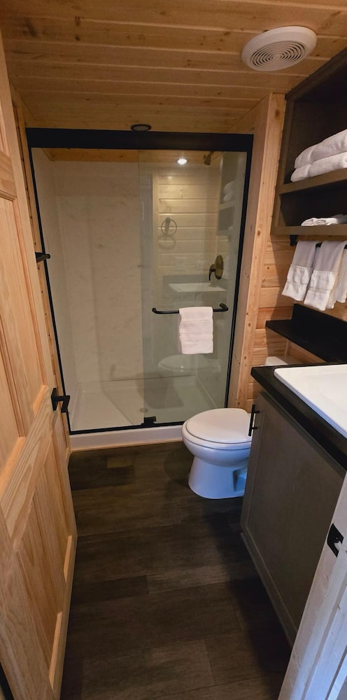 Luxury Tiny Homes - Deluxe King Room