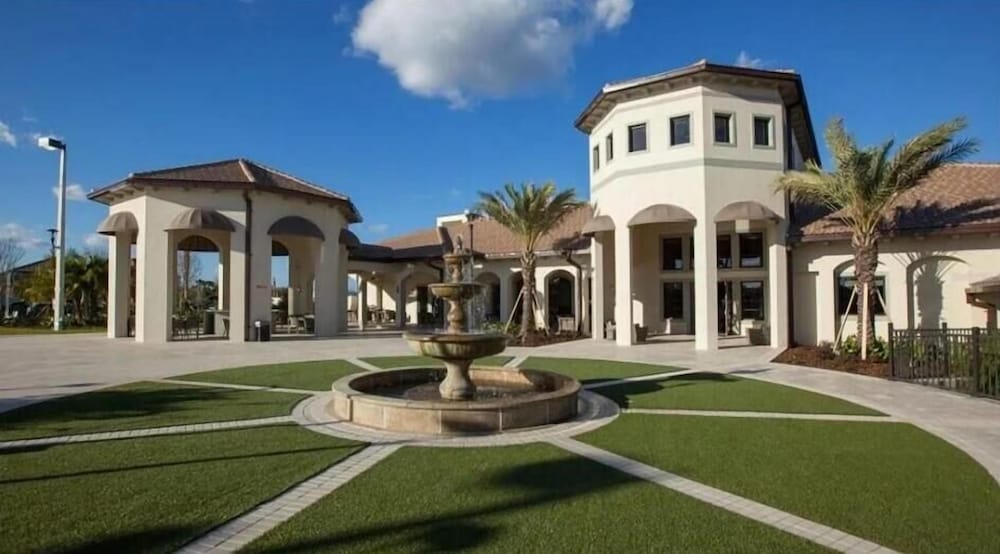 8967 CC - Cozy 5 Bed Home With Private Pool