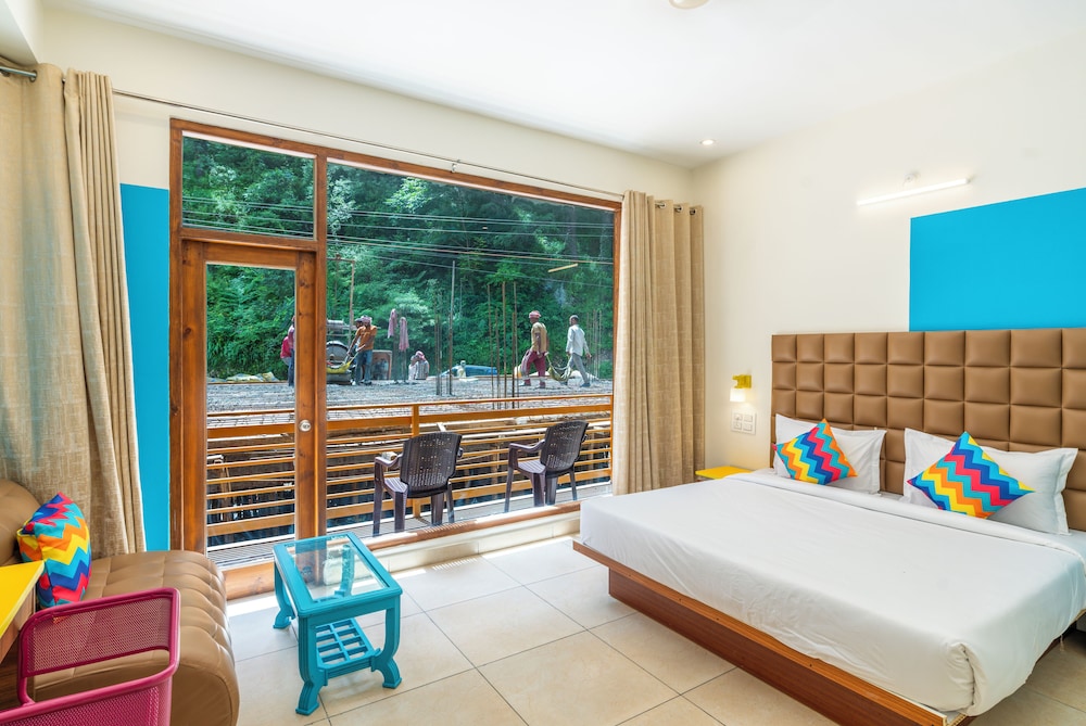 goSTOPS PLUS Kasol Manikaran Road, Bar and Hostel