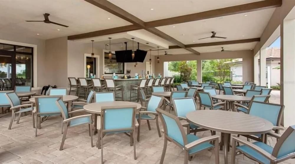 8967 CC - Cozy 5 Bed Home With Private Pool