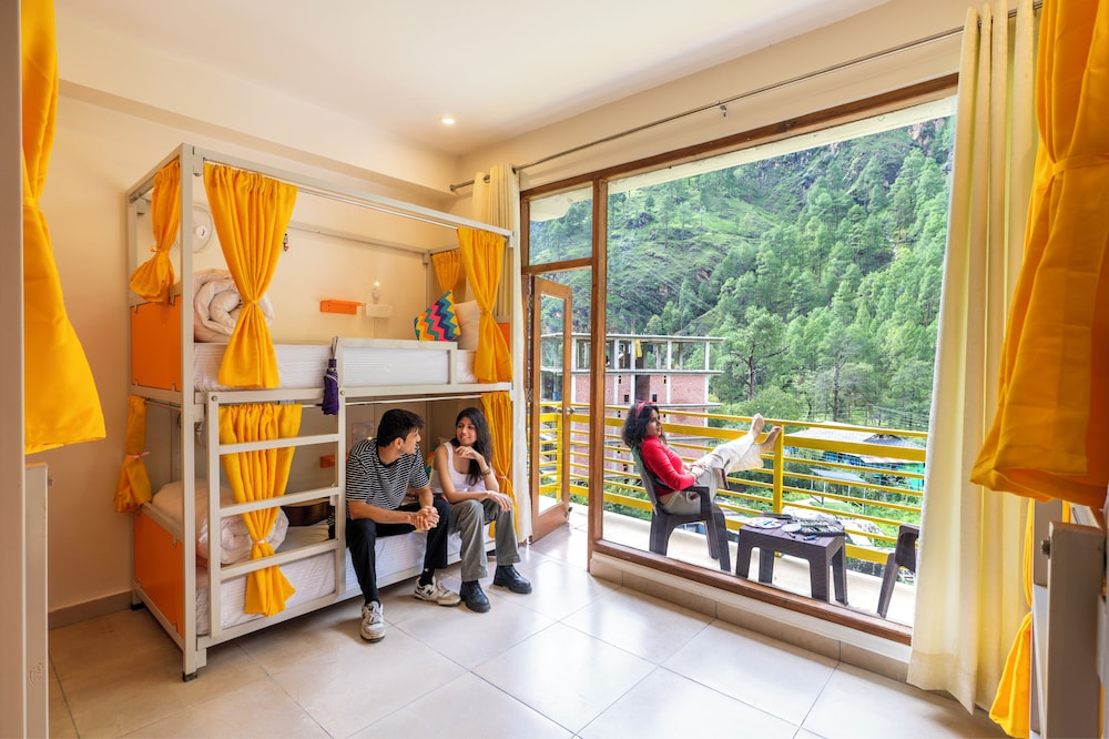 goSTOPS PLUS Kasol Manikaran Road, Bar and Hostel