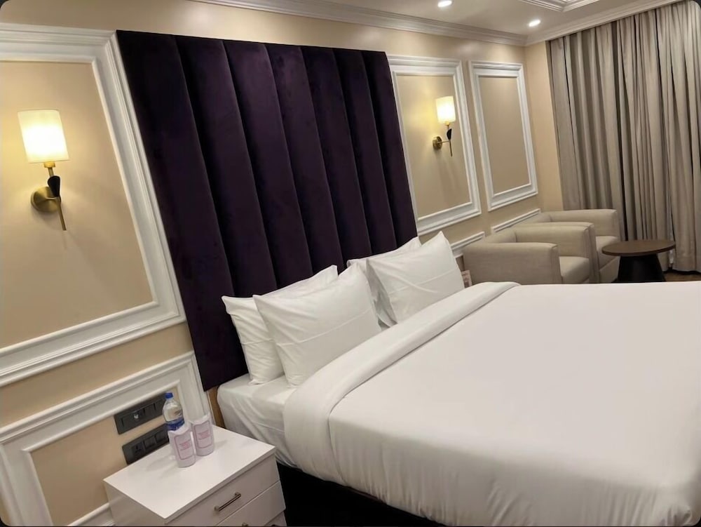 Claret inn by Lawrence Hotels