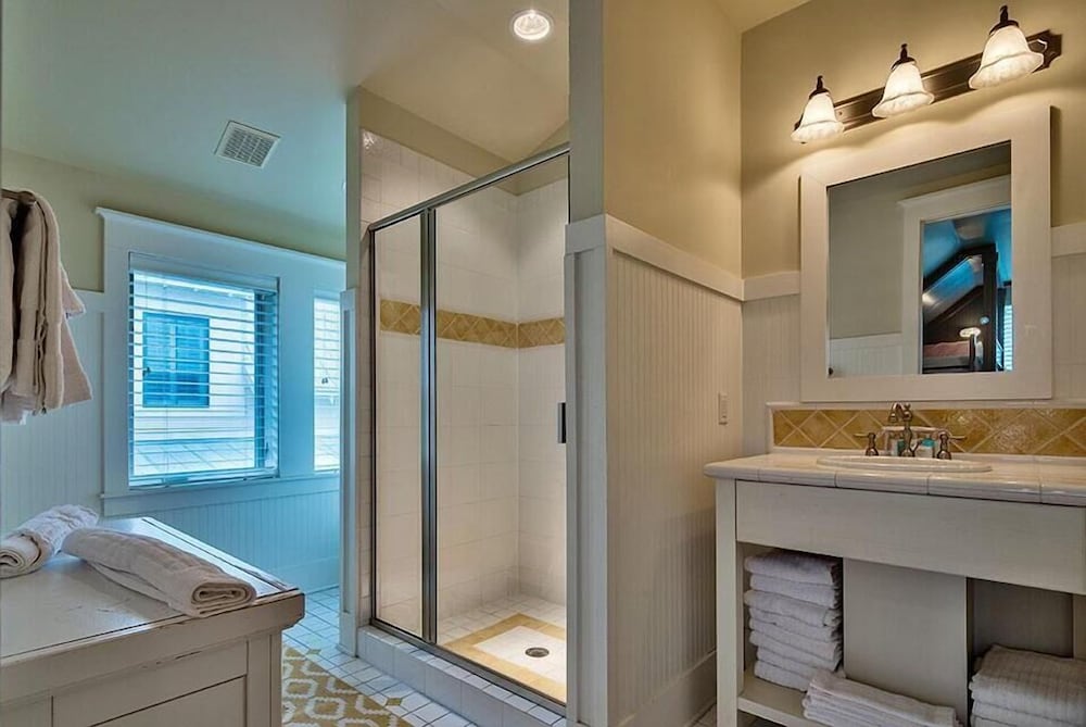 Ocean 52 3 Bedroom Holiday Home by Five Star Properties
