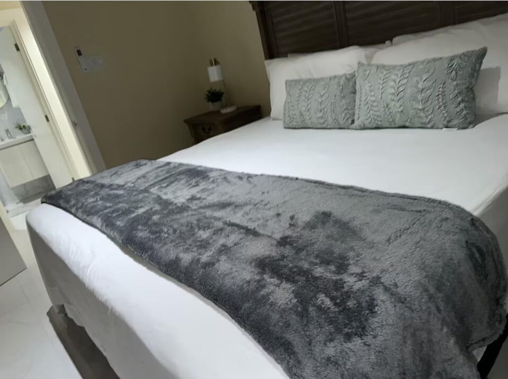 One Bedroom City Apartment with Pool