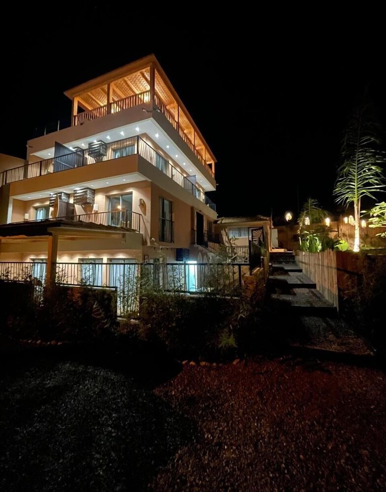 Harmony surf lodge