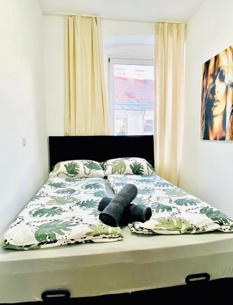 7BR Apt for 15P Near Schönbrunn