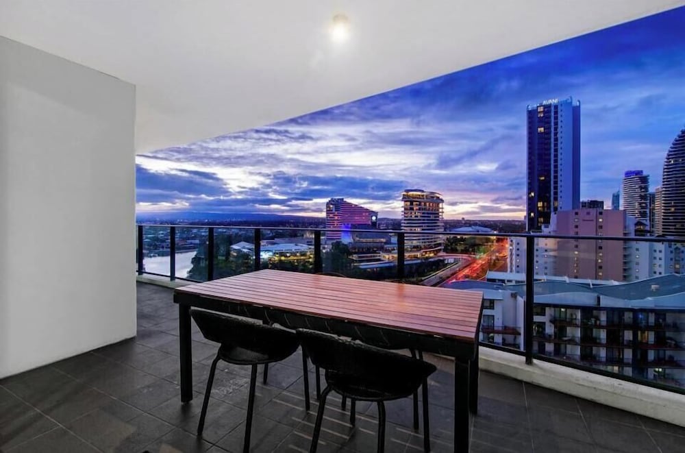 Broadbeach Skyline 3 Bedroom Retreat