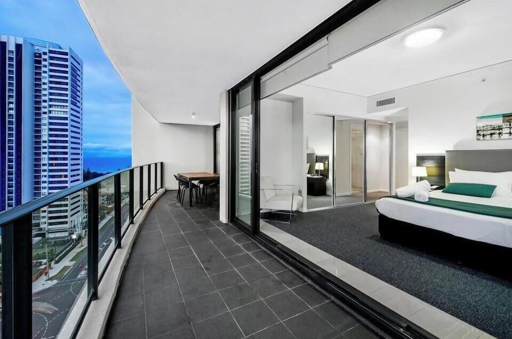 Broadbeach Skyline 3 Bedroom Retreat